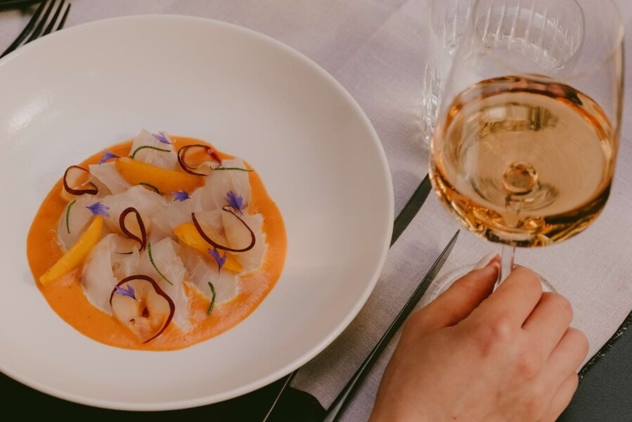 Share for Real_1280 Die Krone_Köstlisches Essen mit Glas Rose