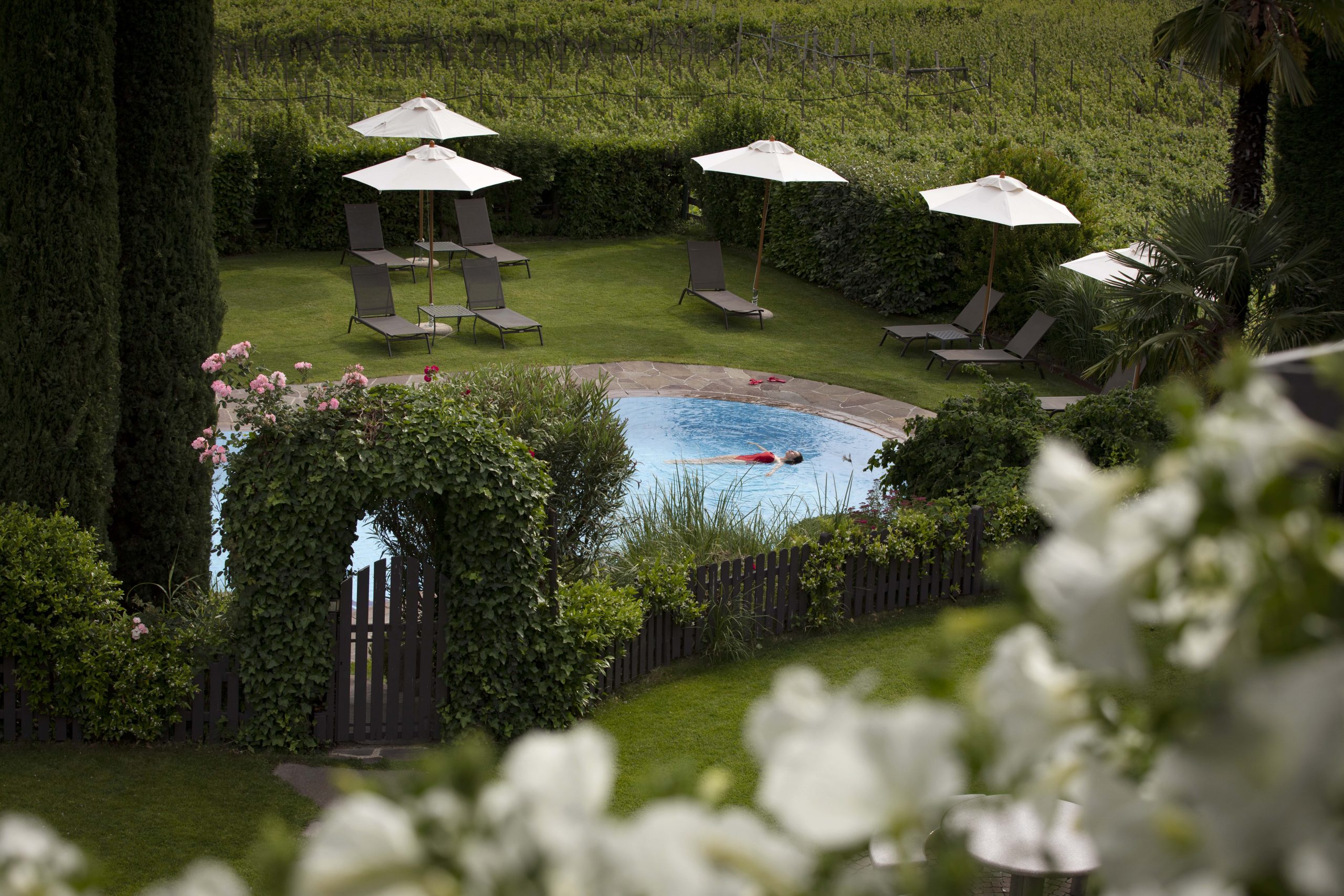 Share for Real_Magdaelener Hof_Gästin mit rotem Badeanzug im Gartenpool
