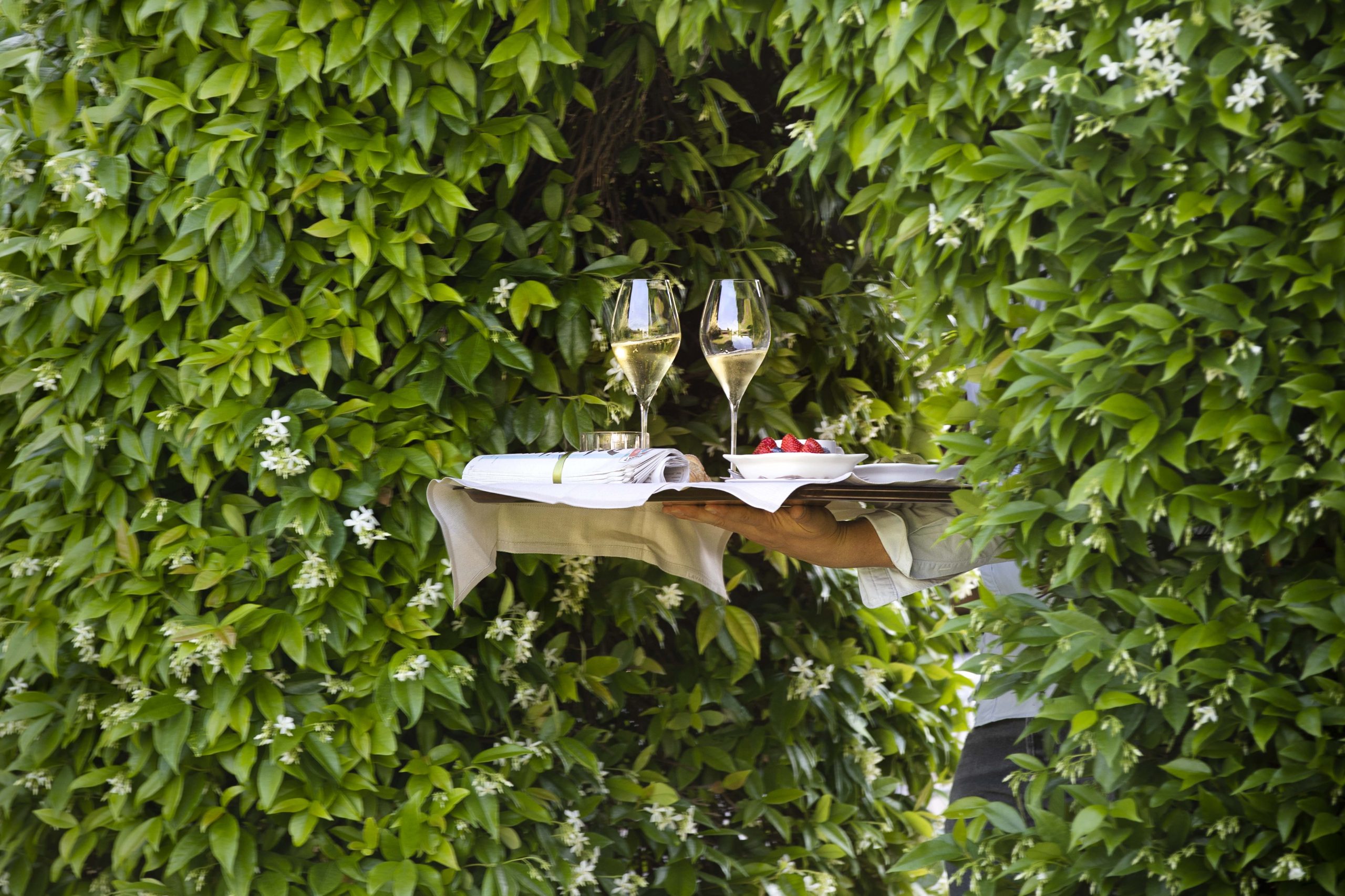Share for Real_Mai 2025_Magdaelener Hof_Kellner bringt Champagner und Erdbeeren